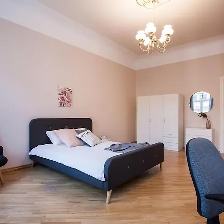 Spacious, Comfy 4br Center Apartmán
