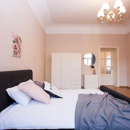Spacious, Comfy 4br Center Apartmán *